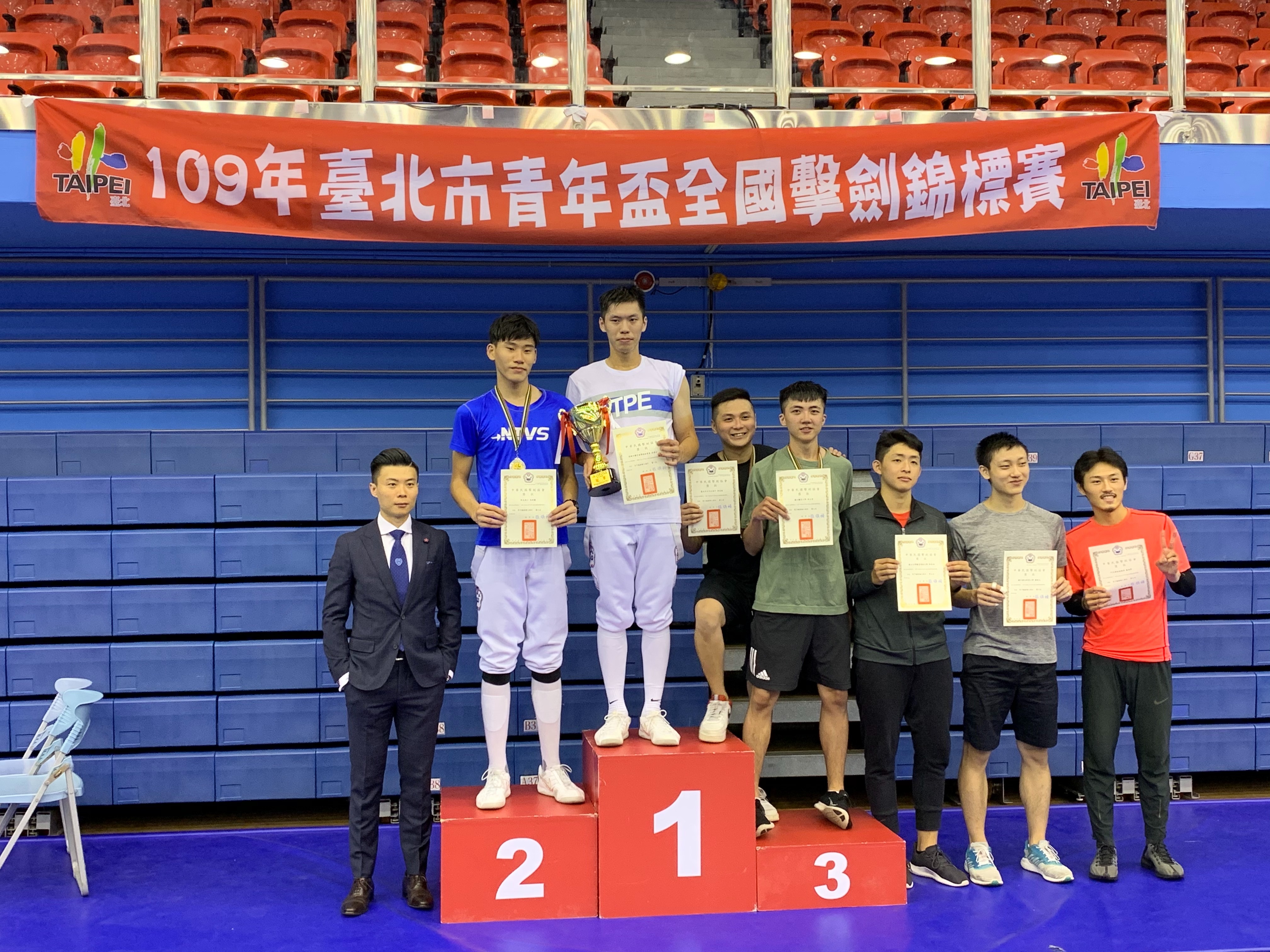 男子銳劍