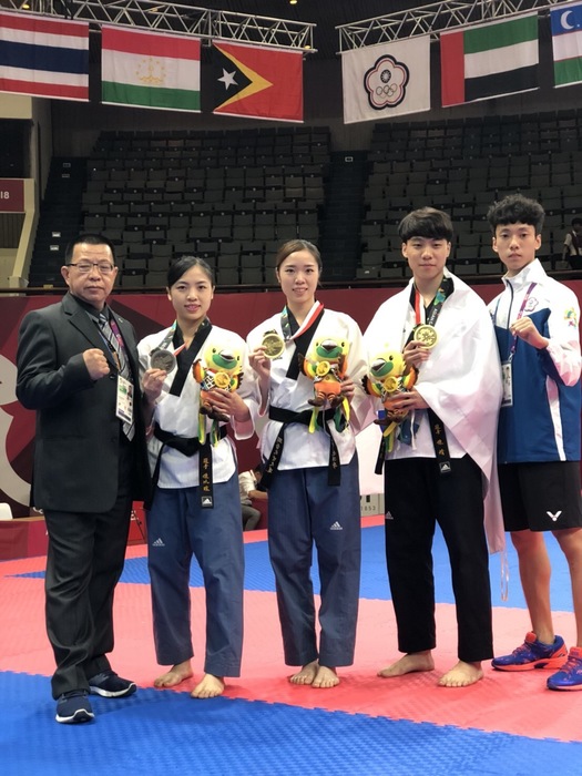 左起 李山龍教練、陳以瑄、陳湘婷、陳靖、馬允中