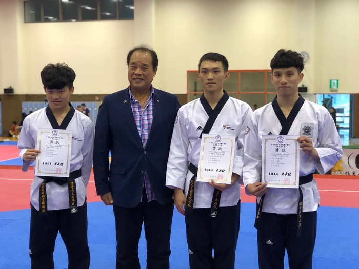 右一 李晟綱